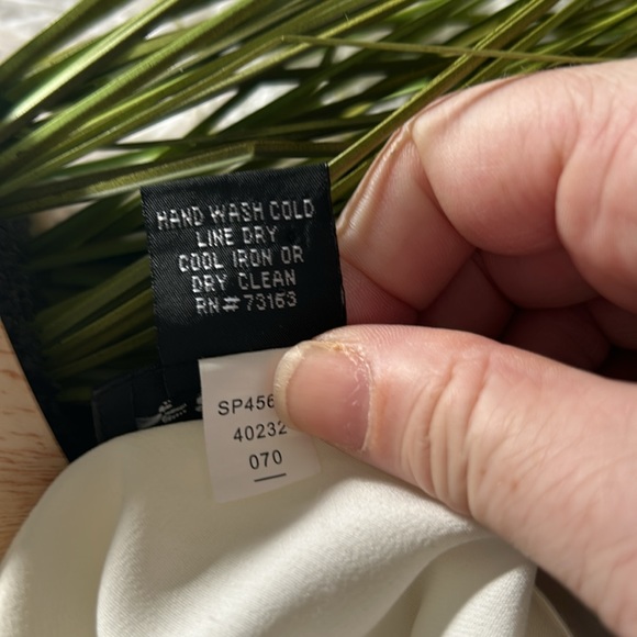 Spense sz L ivory cream colored sleeveless blouse very flowy feels like silk - Picture 9 of 10